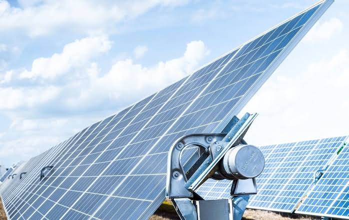 Seguidores solares en parque fotovoltaico